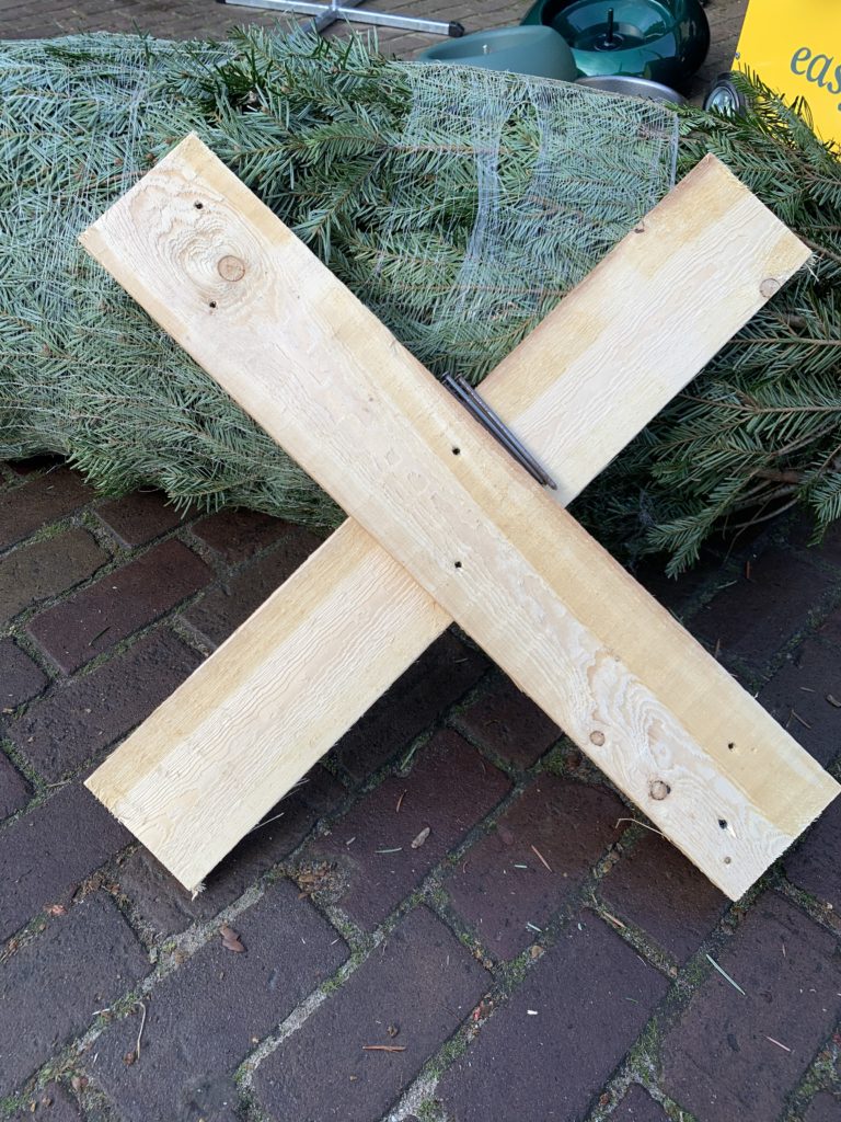 Houten kruis met losse spijkers Gooische Kerstbomen